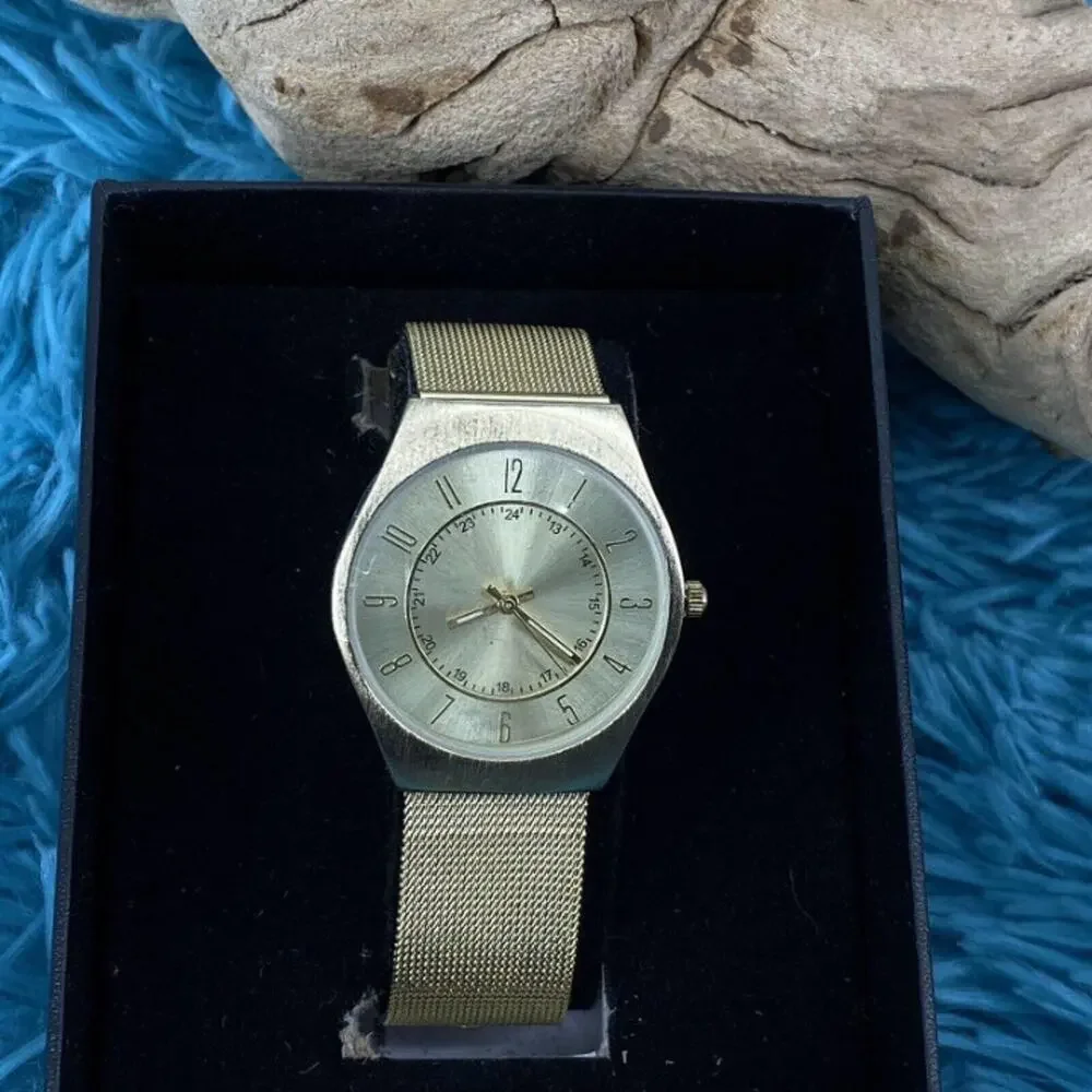 Quartz Japan Movement Gold Tone Mesh Band Wristwatch Stainless Steel Back